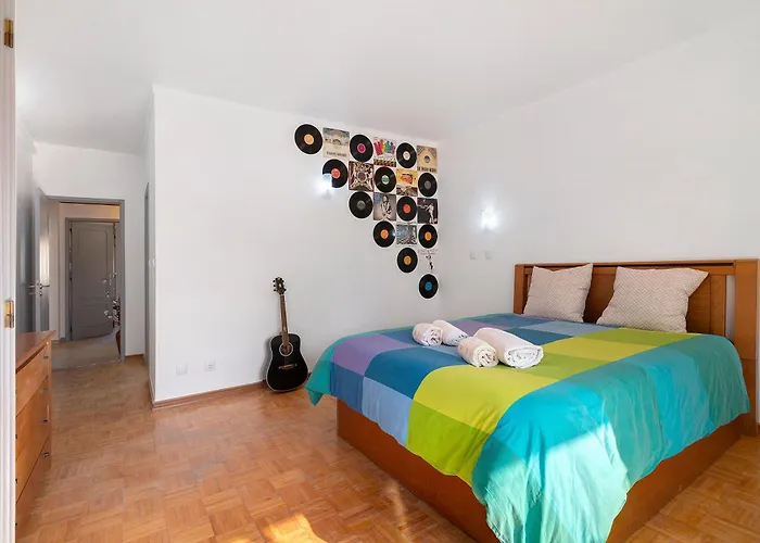 Habemus Domu Αλμπουφέιρα