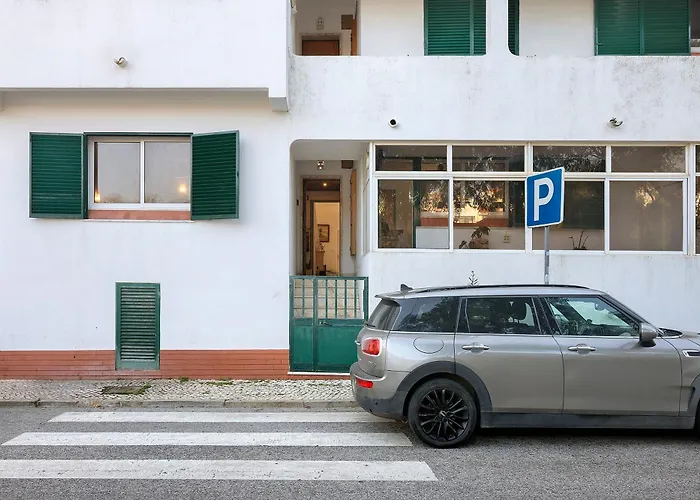 Habemus Domu Αλμπουφέιρα